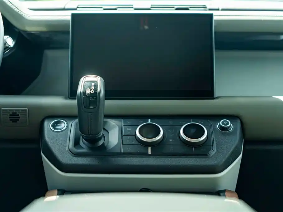Land Rover Defender 2021 — фото 15