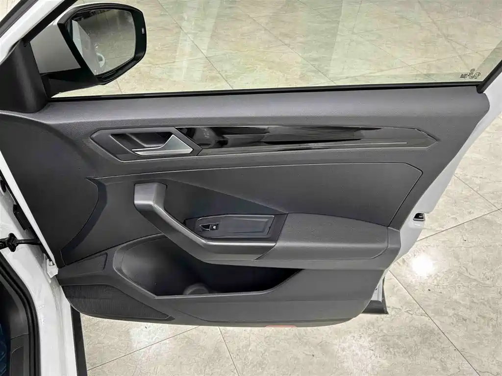 Volkswagen T-Roc 2023 — фото 12
