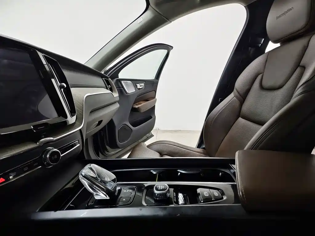 Volvo XC60 Plug-In Hybrid 2020 — фото 12