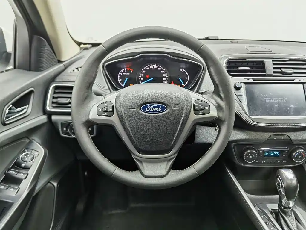 Ford Escort 2018 — фото 11