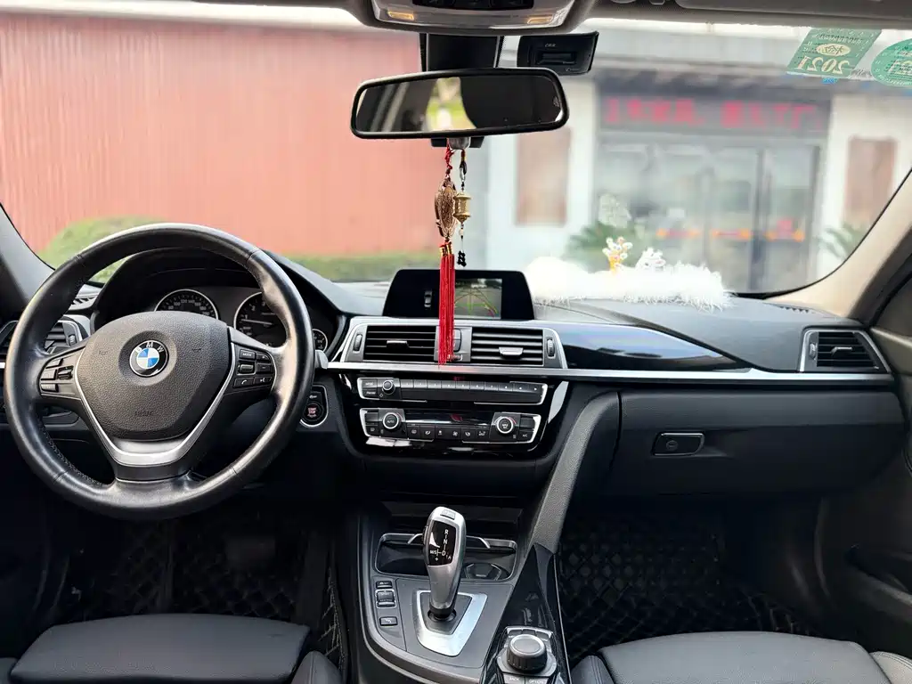 BMW 3 Series 2017 — фото 15