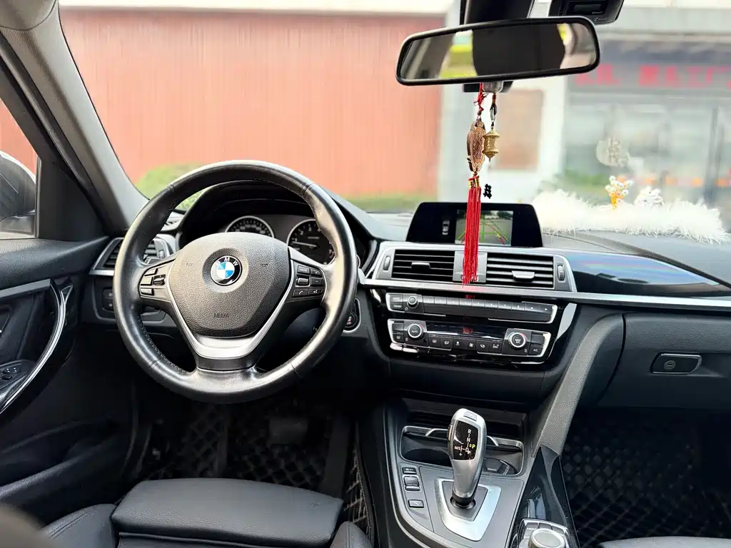 BMW 3 Series 2017 — фото 16