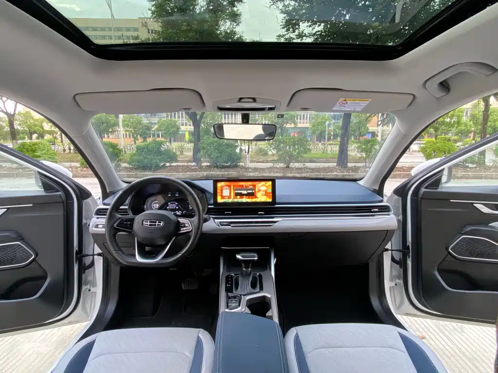 Geely Emgrand 2022