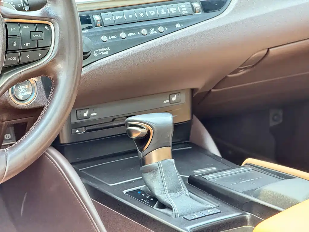 Lexus ES 2021 — фото 15