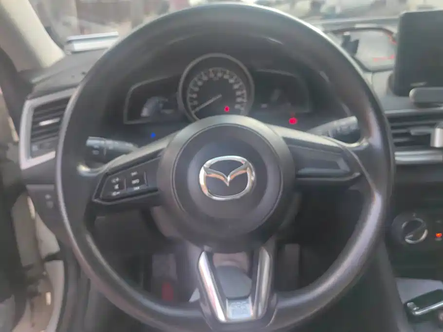 Mazda 3 Axela 2018 — фото 15