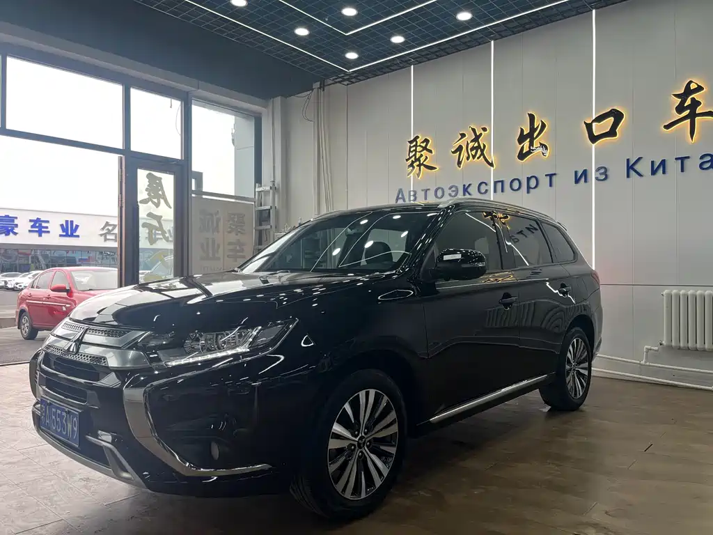 Mitsubishi Outlander 2022 — фото 1