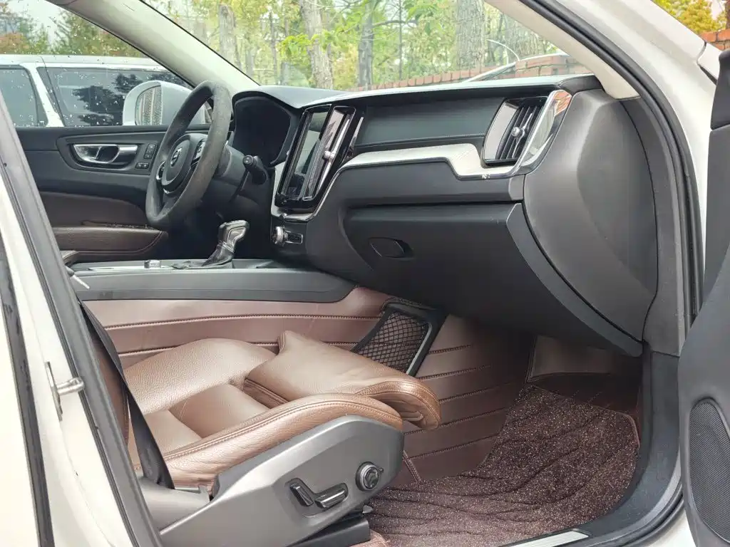 Volvo XC60 2020 — фото 12