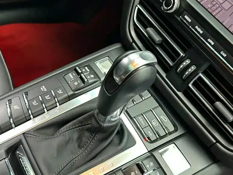 Porsche Macan 2021 — фото 16
