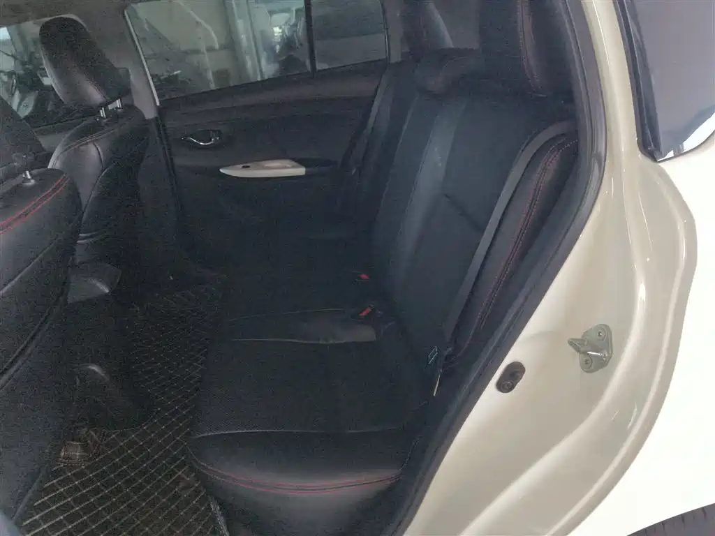 Toyota Yaris L 2015 — фото 14