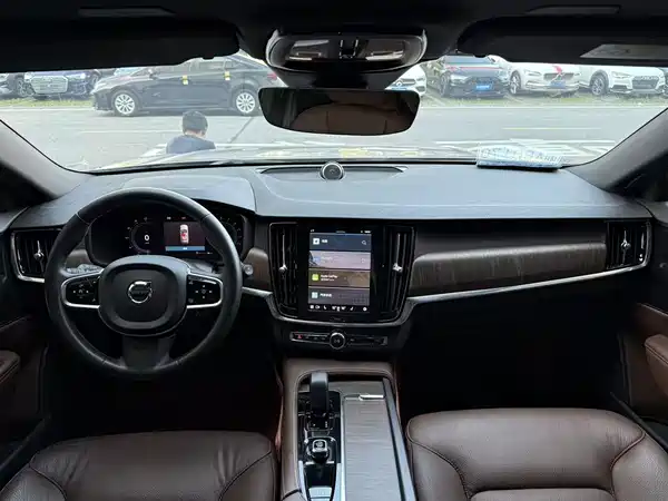 Volvo V90 2023