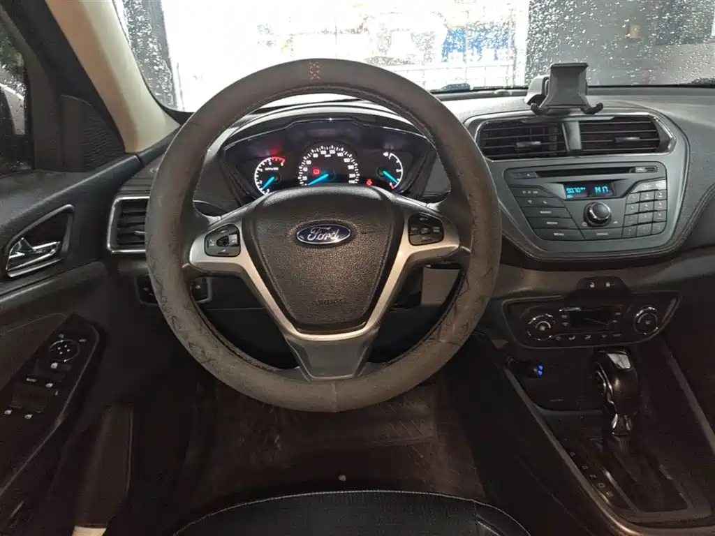 Ford Escort 2015 — фото 17