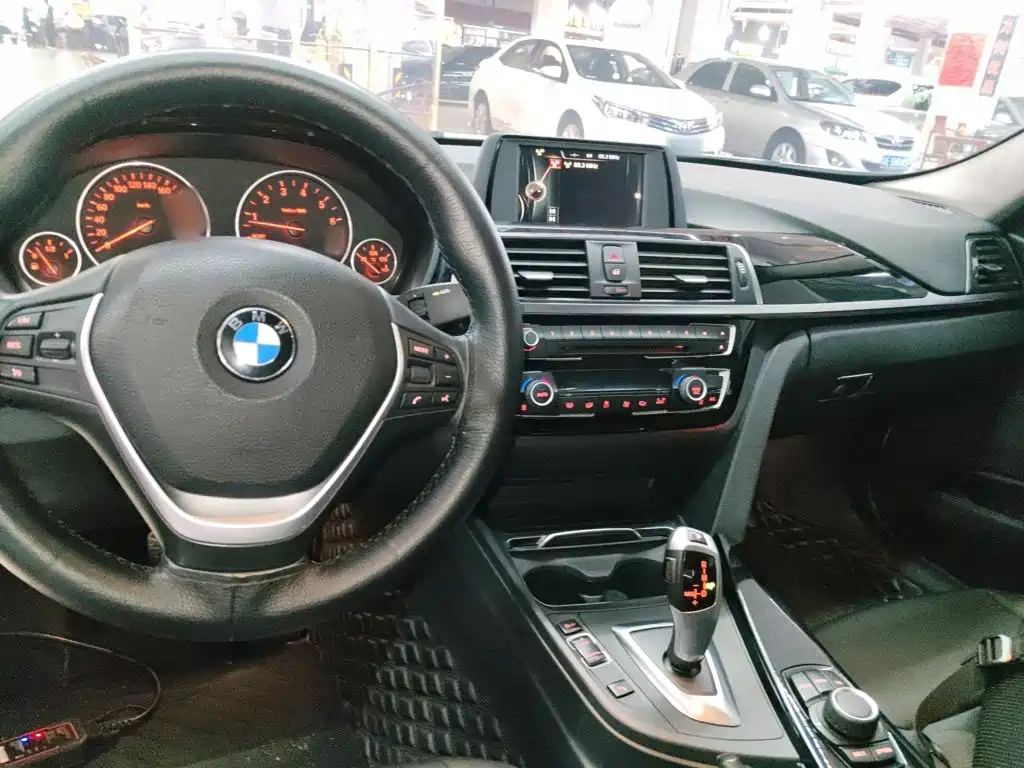 BMW 3 Series 2017 — фото 10
