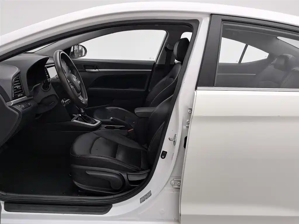 Hyundai Elantra 2018 — фото 10