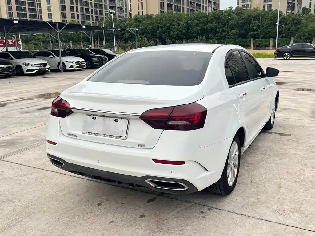 Geely Emgrand 2021