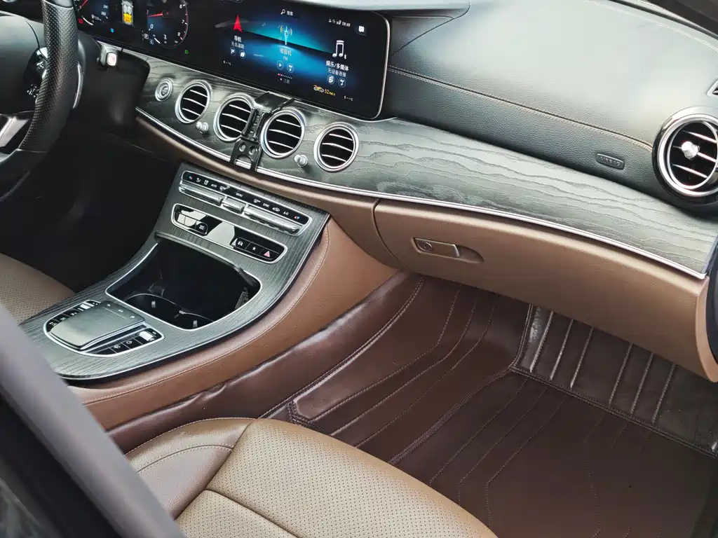 Mercedes-Benz E-Class 2022 — фото 18
