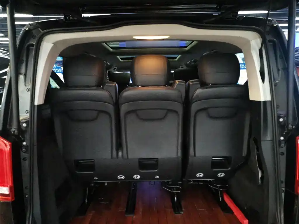 Mercedes-Benz V-Class 2019 — фото 19