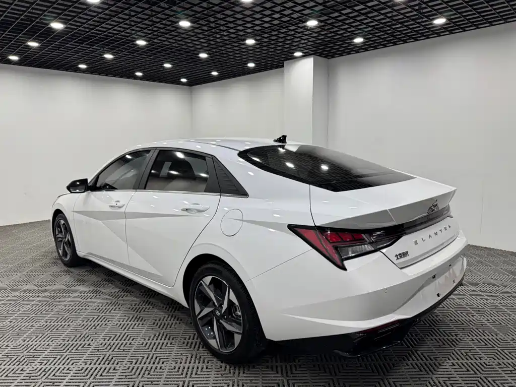 Hyundai Elantra 2022 — фото 9