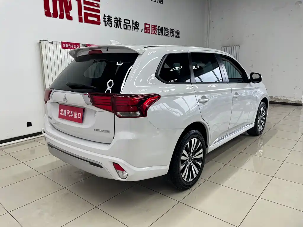 Mitsubishi Outlander 2022 — фото 6