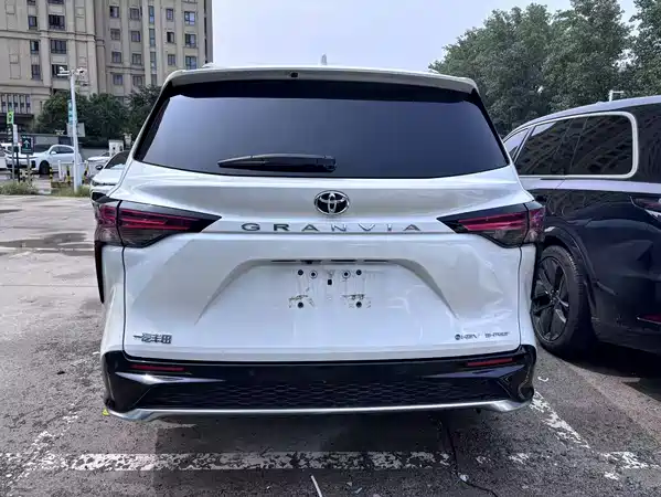 Toyota Granvia 2024