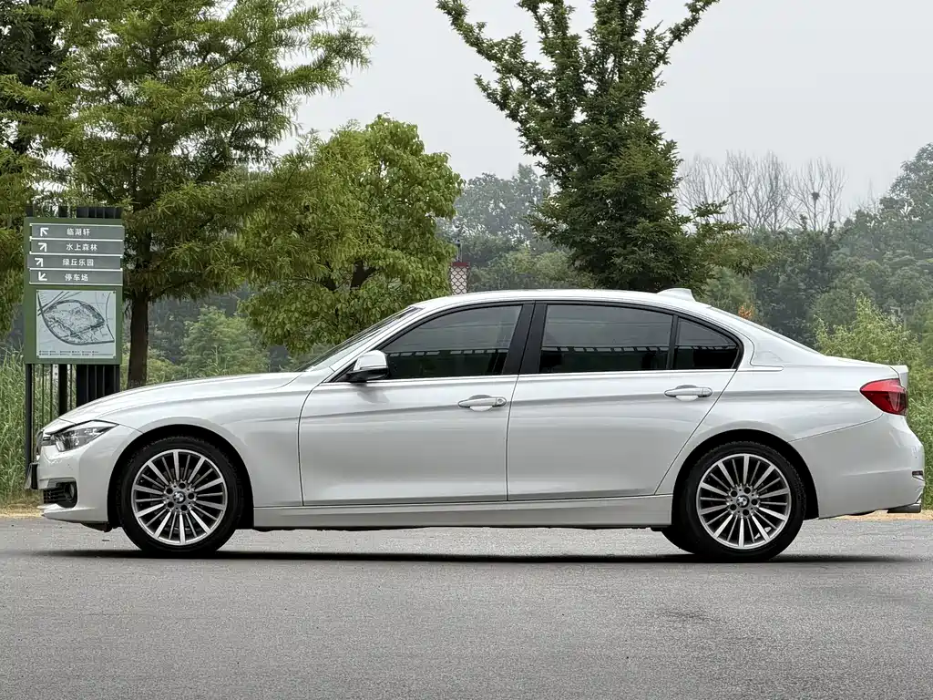 BMW 3 Series 2019 — фото 12