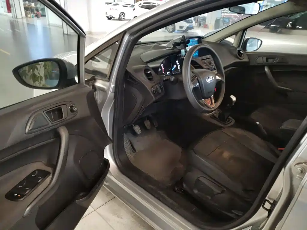 Ford Fiesta 2014 — фото 13
