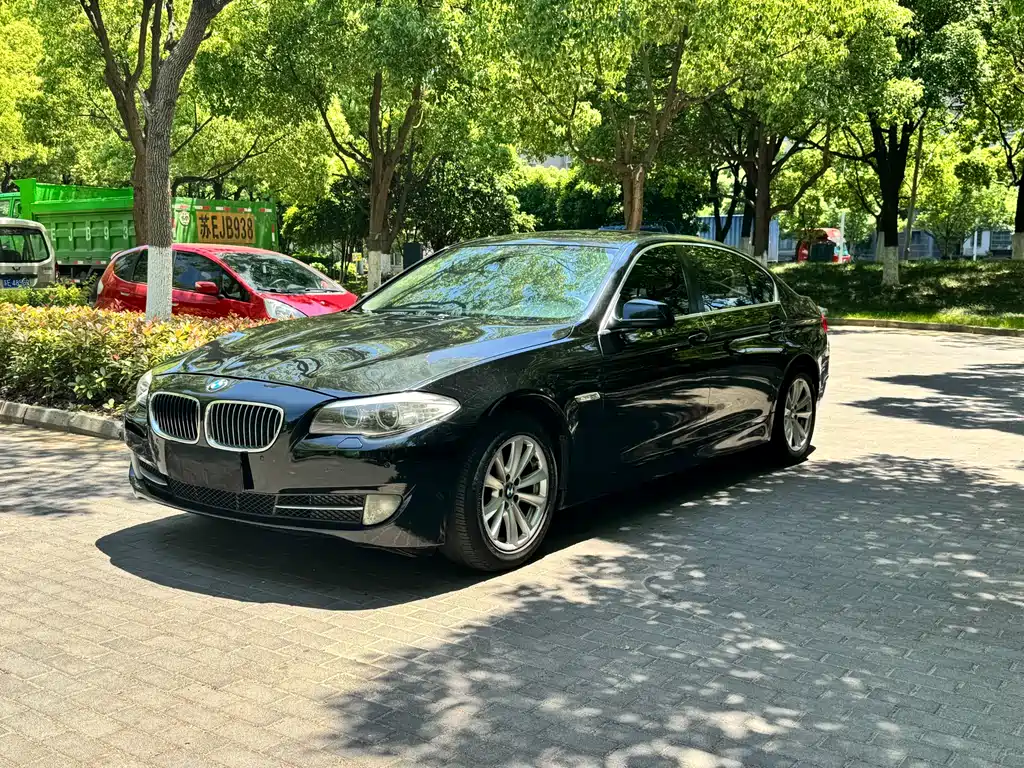 BMW 5 Series 2011 — фото 1
