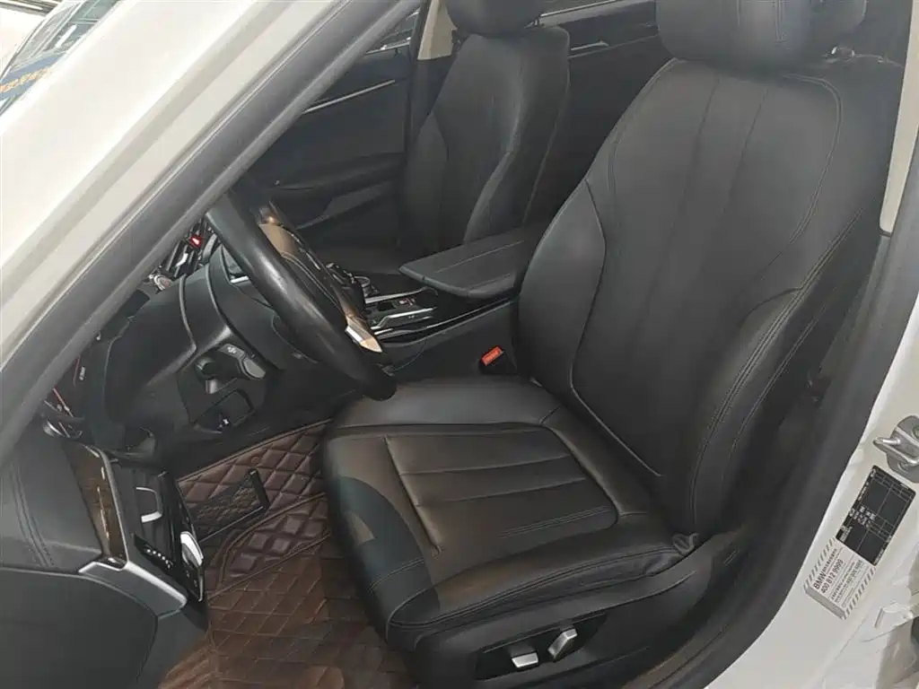 BMW 5 Series 2018 — фото 15