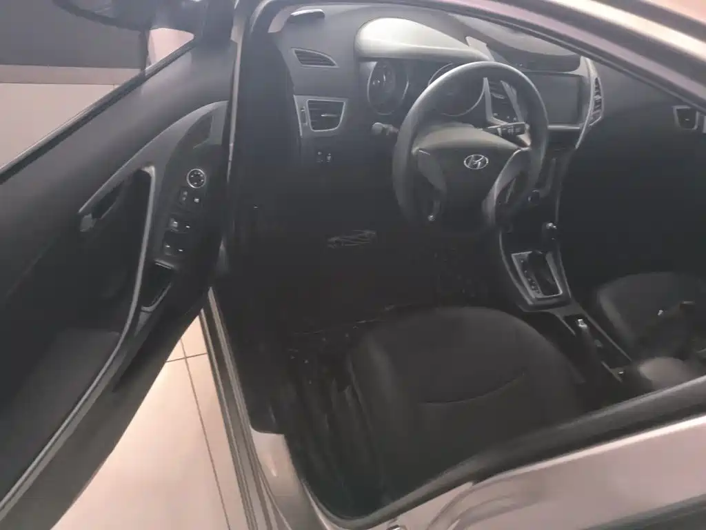 Hyundai Elantra 2017 — фото 12