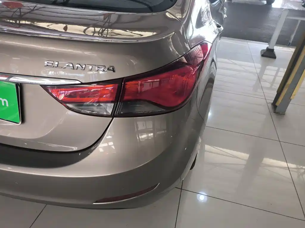 Hyundai Elantra 2017 — фото 24