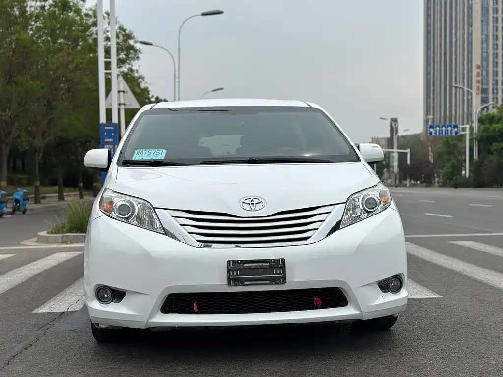 Toyota Sienna 2017 — фото 11