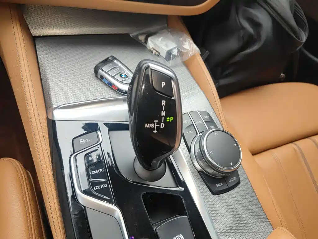 BMW 5 Series 2018 — фото 10