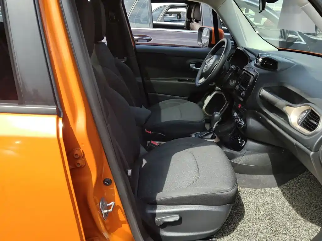 Jeep Renegade 2017 — фото 19