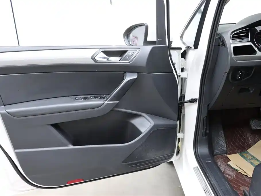 Volkswagen Touran 2018 — фото 11