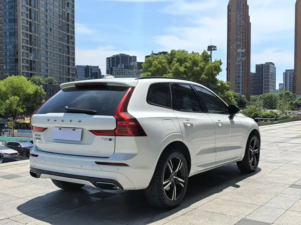 Volvo XC60 2019 — фото 6