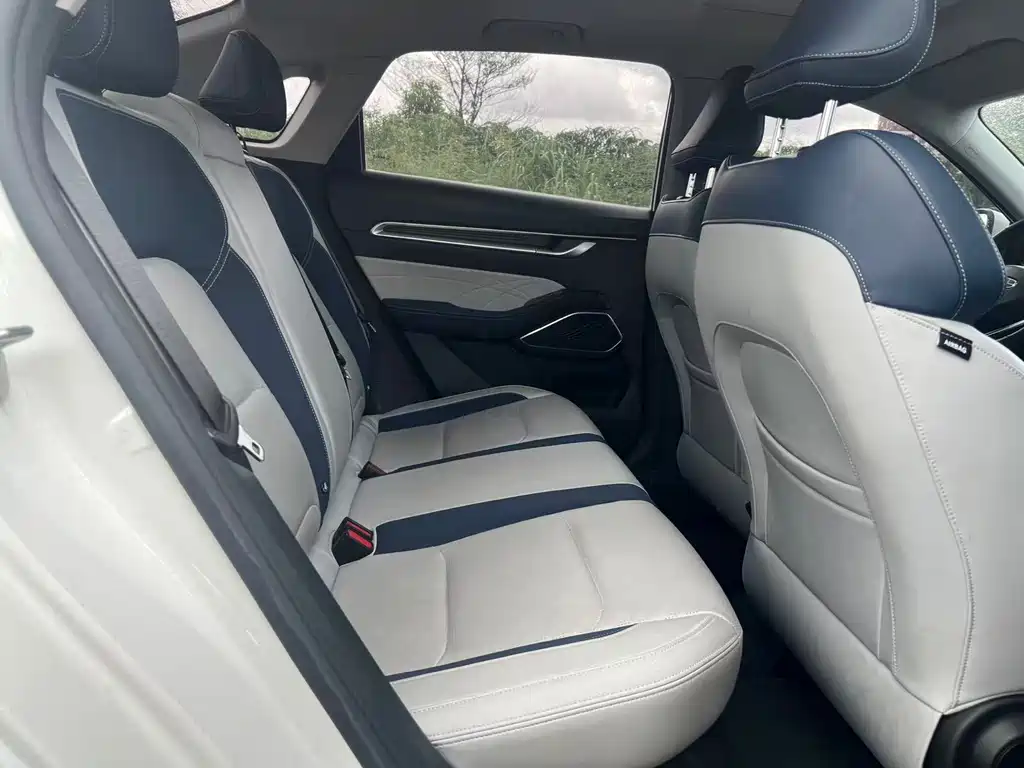 Geely Emgrand 2021