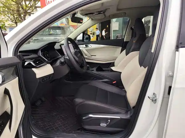 Lynk & Co 06 EM-P 2023