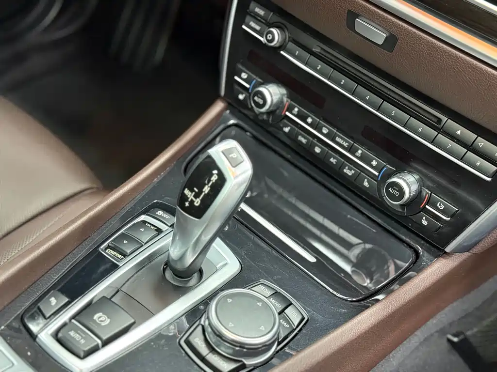 BMW 5 Series GT 2016 — фото 8