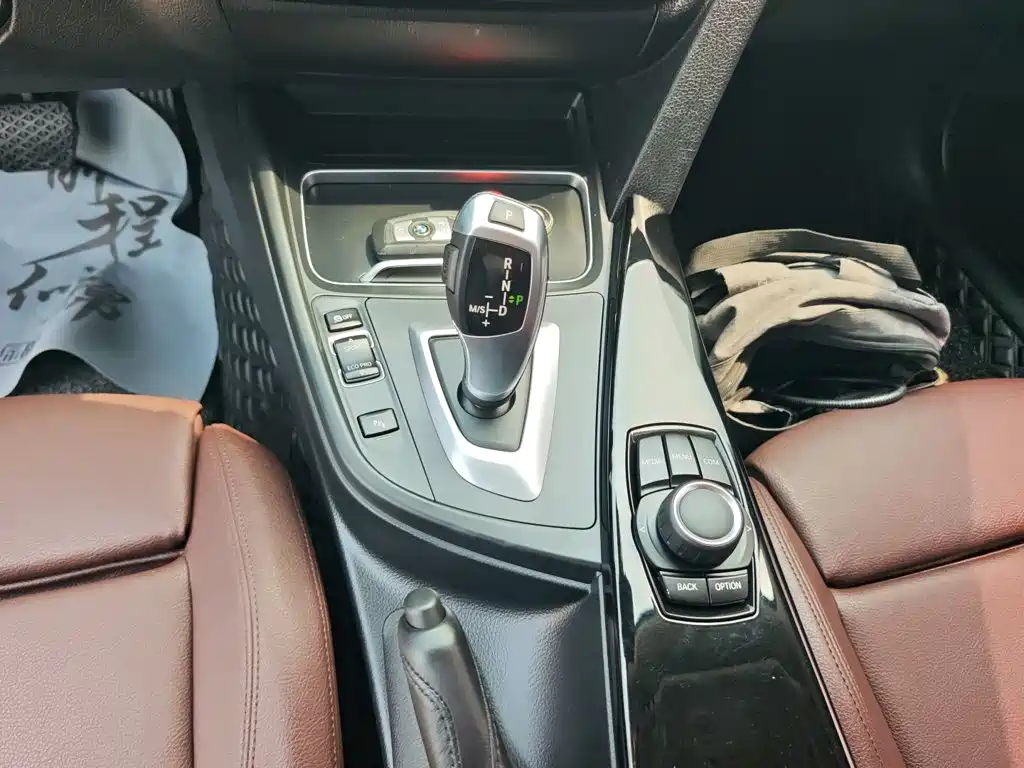 BMW 3 Series 2018 — фото 14