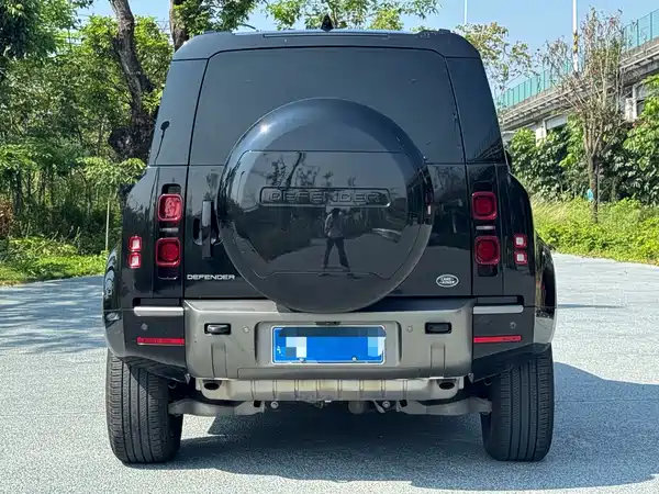 Land Rover Defender 2023