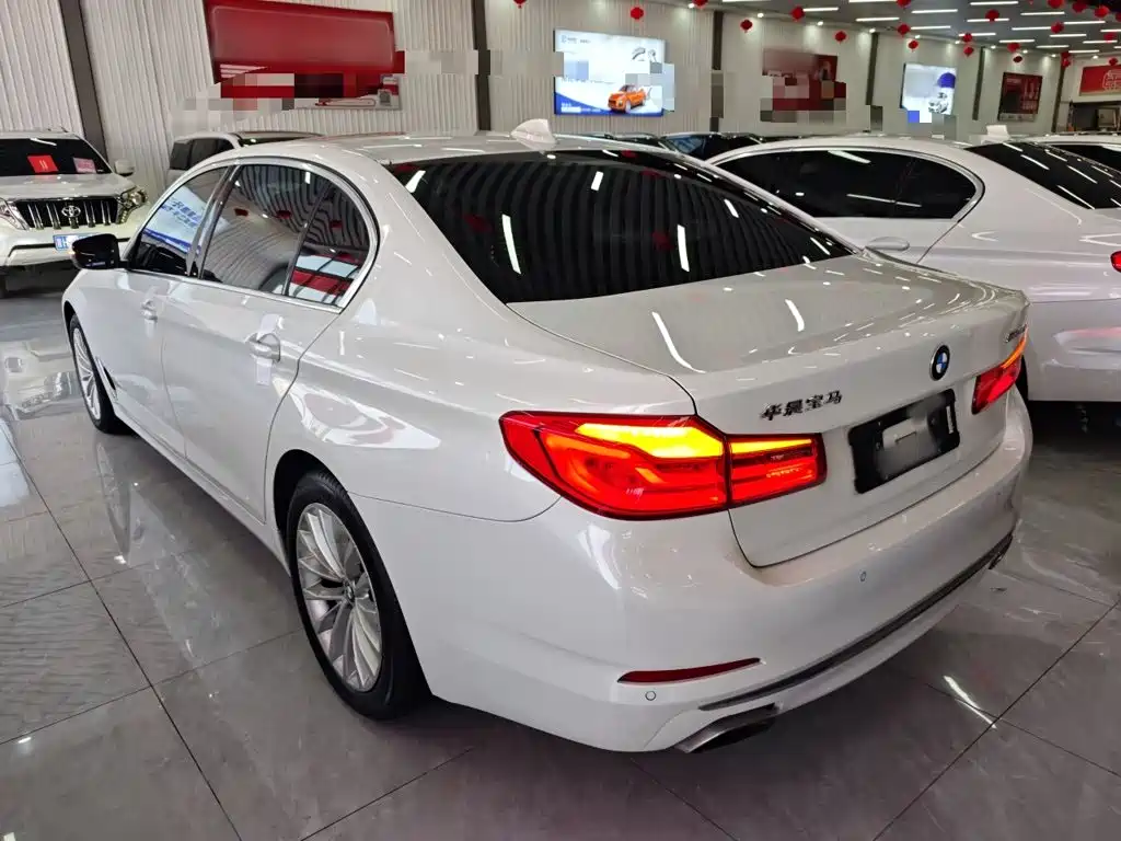 BMW 5 Series 2019 — фото 23