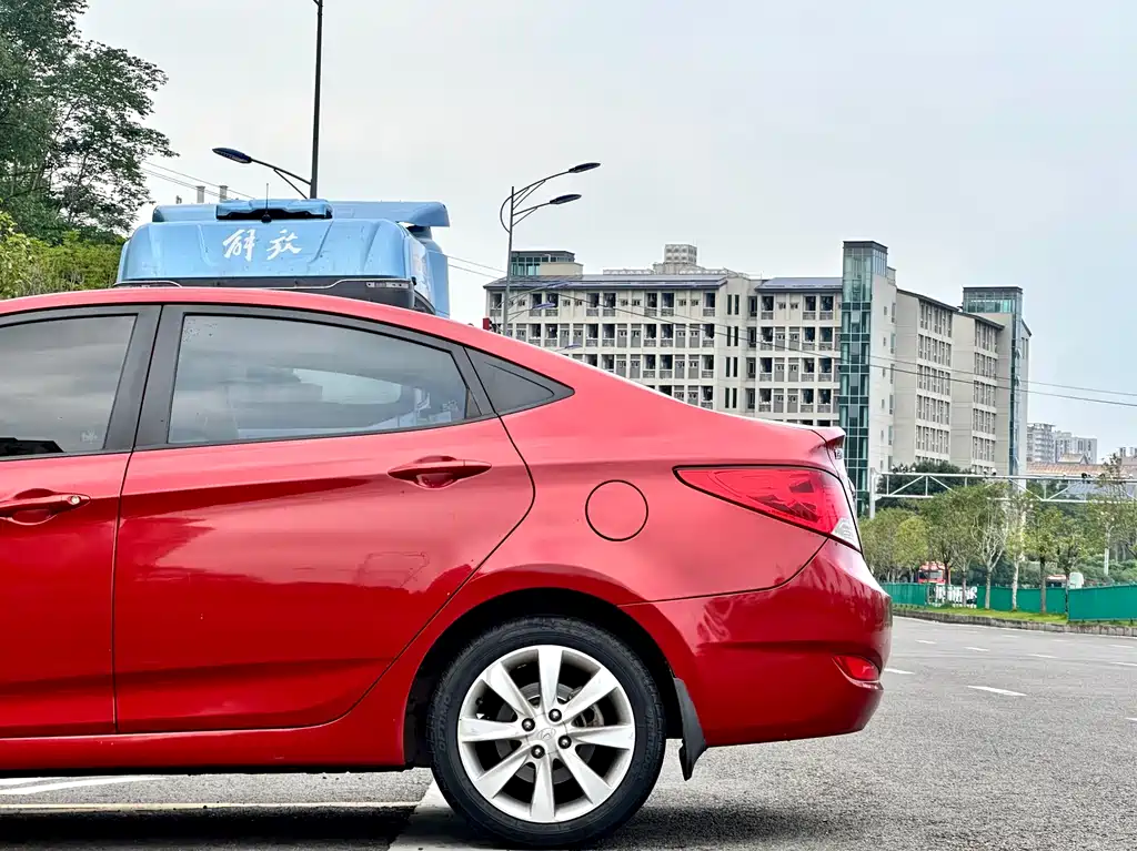 Hyundai Verna 2010 — фото 9