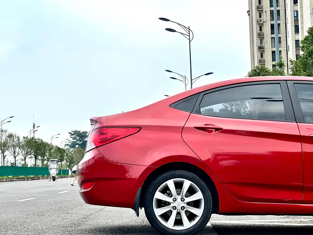 Hyundai Verna 2010 — фото 11