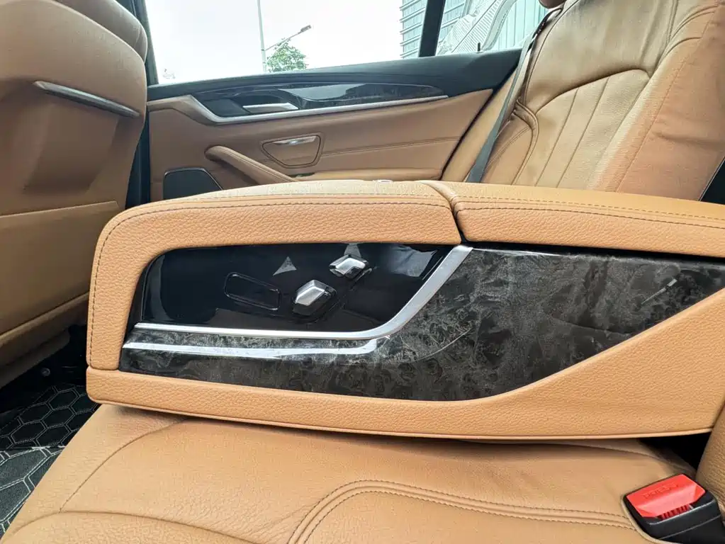 BMW 5 Series 2019 — фото 17