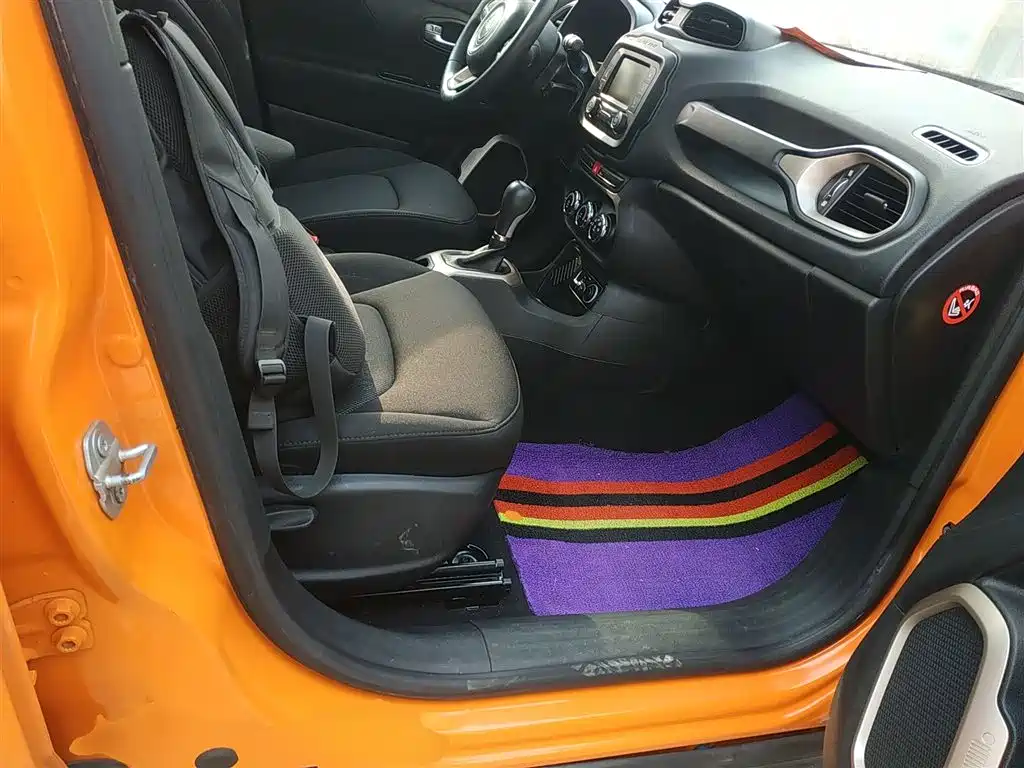 Jeep Renegade 2017 — фото 17