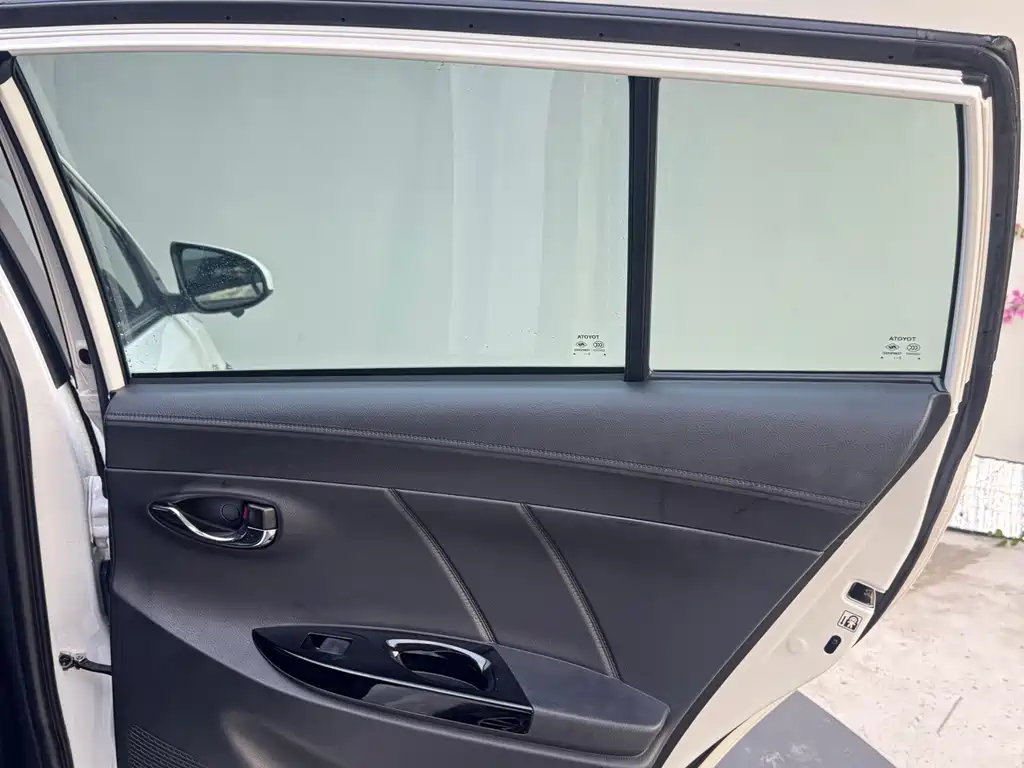 Toyota Yaris L 2023 — фото 30
