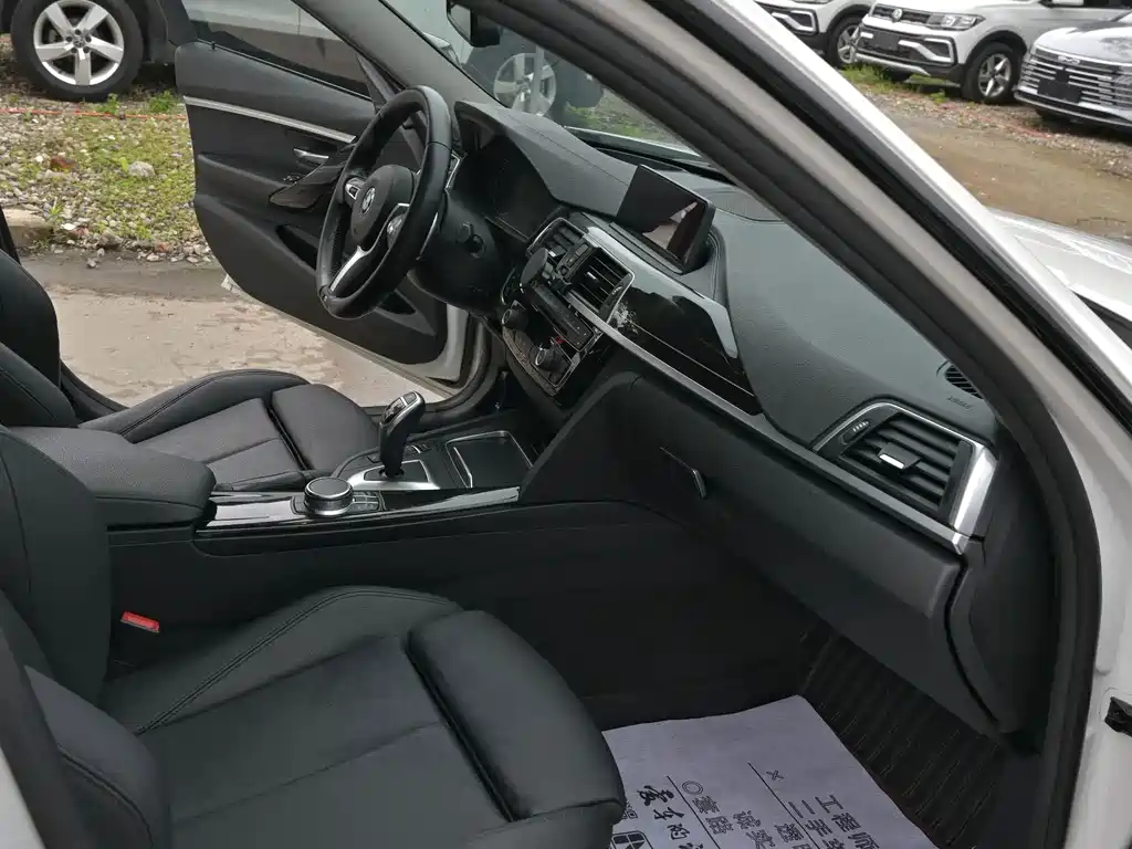BMW 3 Series 2019 — фото 17