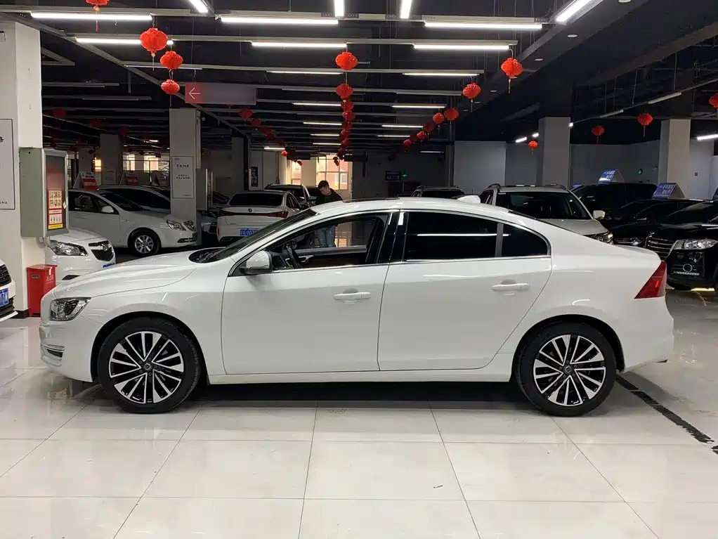 Volvo S60 2018 — фото 13