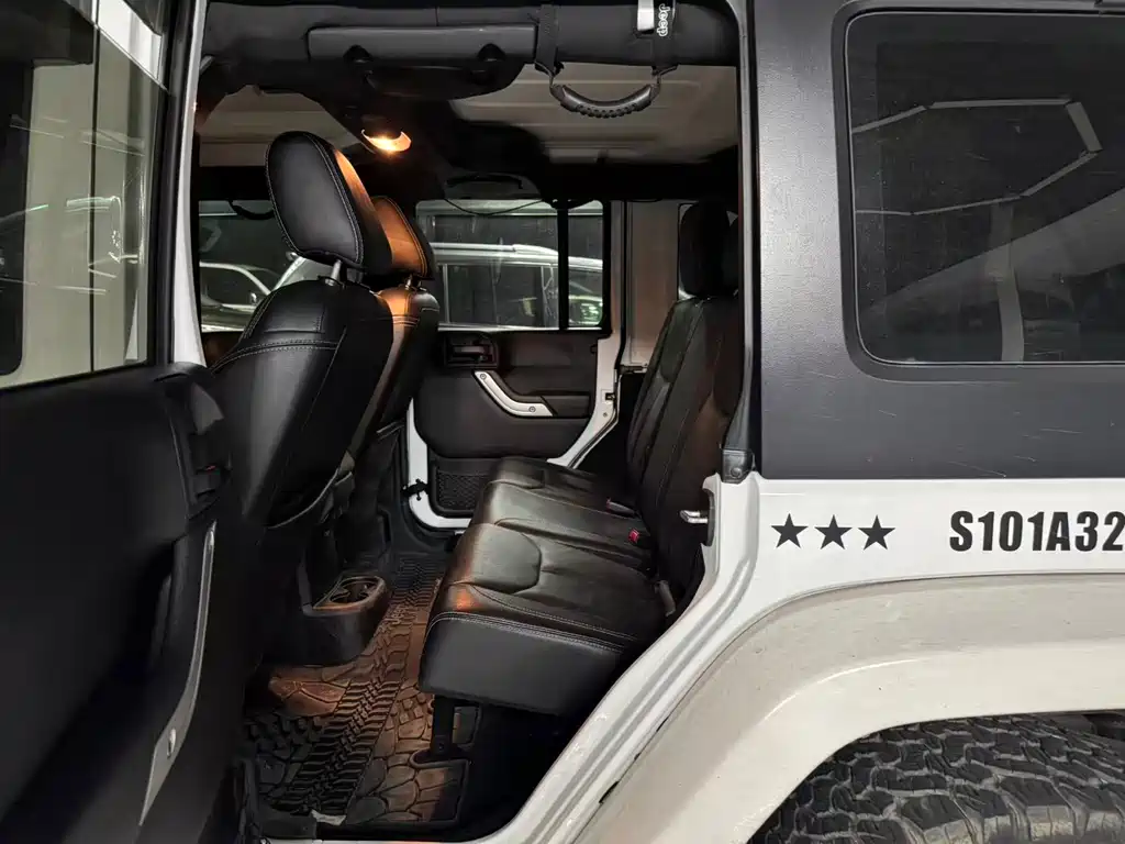 Jeep Wrangler 2016 — фото 11