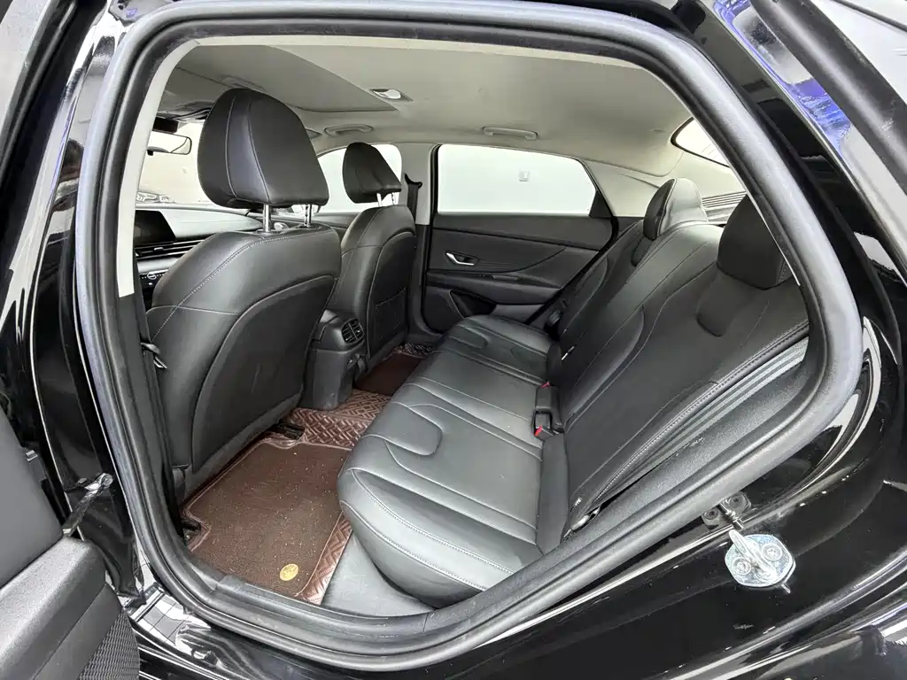 Hyundai Elantra 2022 — фото 16