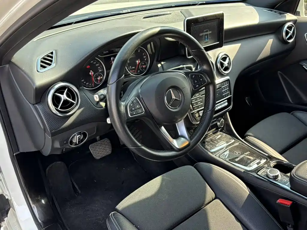 Mercedes-Benz A-Class 2017 — фото 12